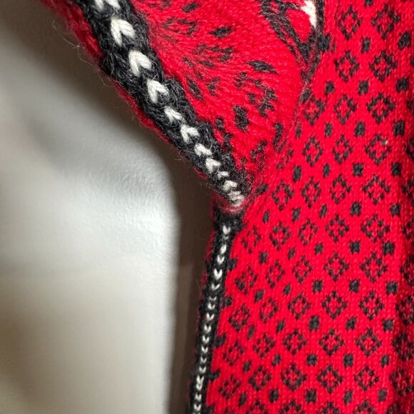 DALE of NORWAY Men's Haukeli Pure Wool Sweater Size Large Red Pewter Clasp - Picture 10 of 11